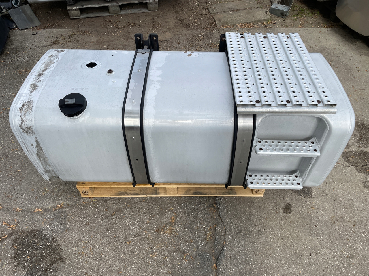 ZBIORNIK PALIWA MAN TGX TGS TGA 590 L 81122015663 - Polttoainetankki - Kuorma-auto: kuva ZBIORNIK PALIWA MAN TGX TGS TGA 590 L 81122015663 - Polttoainetankki - Kuorma-auto ZBIORNIK PALIWA MAN TGX TGS TGA 590 L 81122015663 - Polttoainetankki - Kuorma-auto: kuva ZBIORNIK PALIWA MAN TGX TGS TGA 590 L 81122015663 - Polttoainetankki - Kuorma-auto