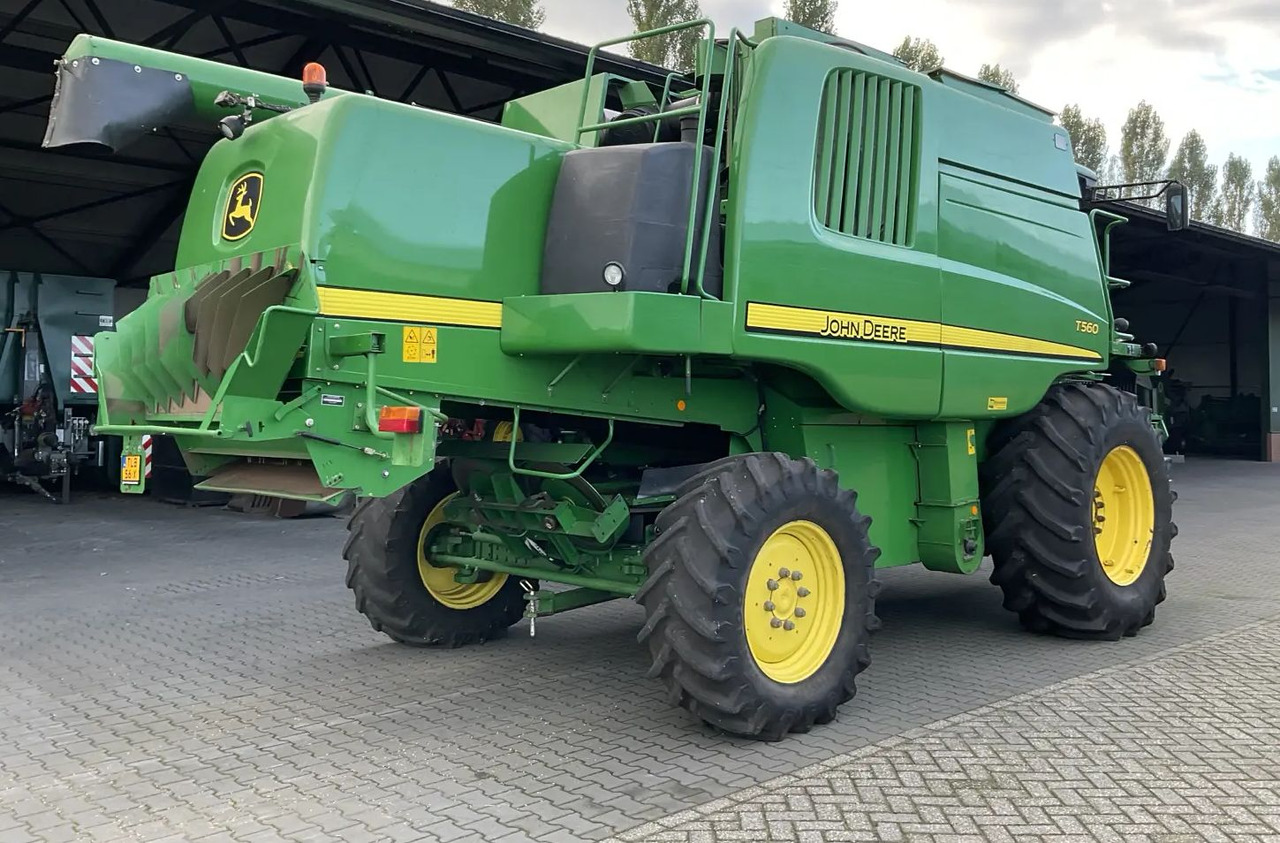 John Deere T560 - Leikkuupuimuri: kuva John Deere T560 - Leikkuupuimuri John Deere T560 - Leikkuupuimuri: kuva John Deere T560 - Leikkuupuimuri