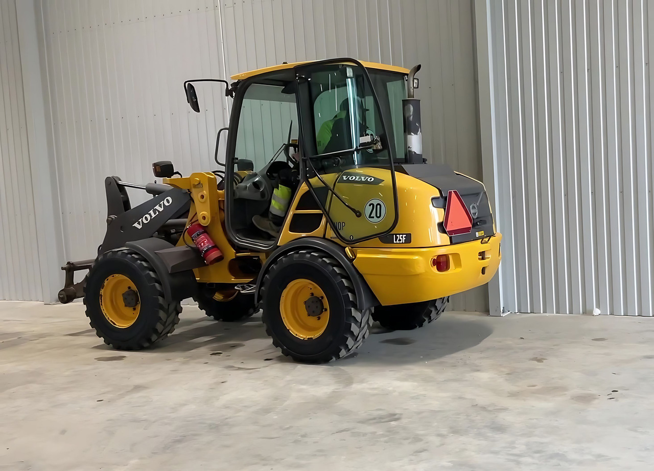 Volvo L 25 - Pyöräkuormaaja: kuva Volvo L 25 - Pyöräkuormaaja Volvo L 25 - Pyöräkuormaaja: kuva Volvo L 25 - Pyöräkuormaaja