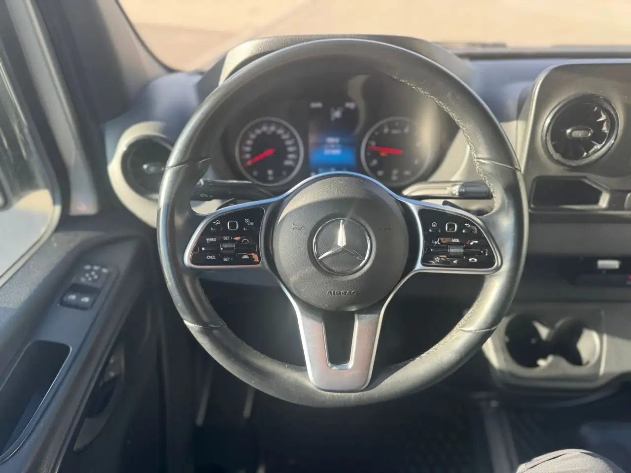 Pakettiauto Mercedes-Benz Sprinter 317 CDI Lang Hoch Klima MBUX Silber LED: kuva Pakettiauto Mercedes-Benz Sprinter 317 CDI Lang Hoch Klima MBUX Silber LED