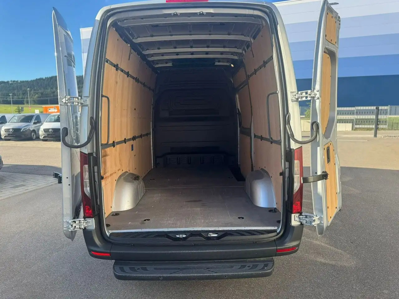 Pakettiauto Mercedes-Benz Sprinter 317 CDI Lang Hoch Klima MBUX Silber LED: kuva Pakettiauto Mercedes-Benz Sprinter 317 CDI Lang Hoch Klima MBUX Silber LED