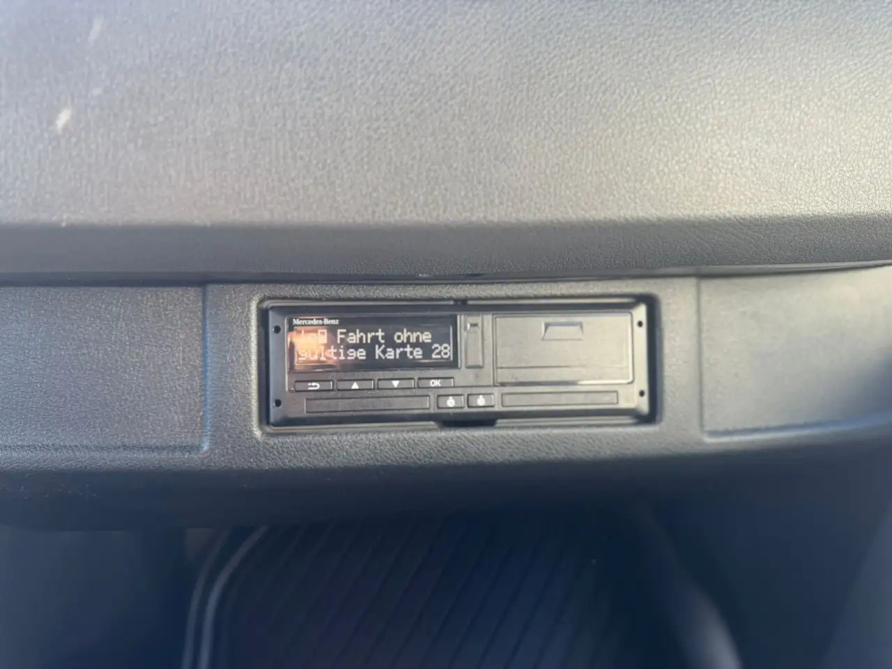 Pakettiauto Mercedes-Benz Sprinter 317 CDI Lang Hoch Klima MBUX Silber LED: kuva Pakettiauto Mercedes-Benz Sprinter 317 CDI Lang Hoch Klima MBUX Silber LED