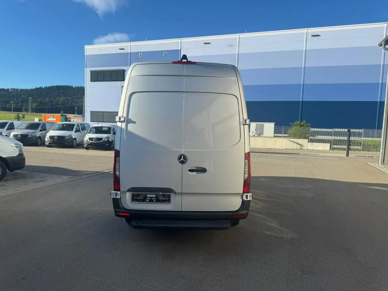 Pakettiauto Mercedes-Benz Sprinter 317 CDI Lang Hoch Klima MBUX Silber LED: kuva Pakettiauto Mercedes-Benz Sprinter 317 CDI Lang Hoch Klima MBUX Silber LED