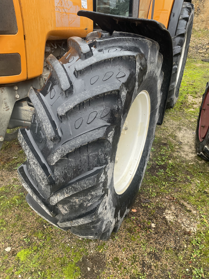 Renault 825 RZ - Traktori: kuva Renault 825 RZ - Traktori Renault 825 RZ - Traktori: kuva Renault 825 RZ - Traktori