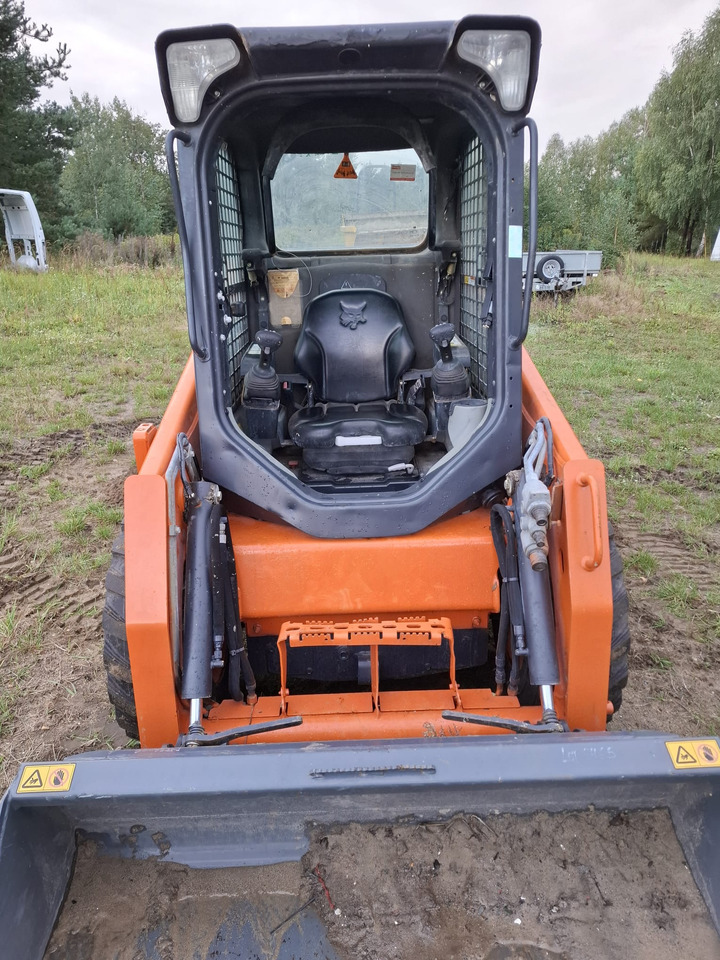 BOBCAT S450 - Liukuohjattu kuormaaja: kuva BOBCAT S450 - Liukuohjattu kuormaaja BOBCAT S450 - Liukuohjattu kuormaaja: kuva BOBCAT S450 - Liukuohjattu kuormaaja