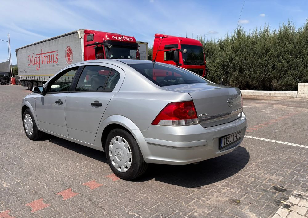 Opel Astra 1.6 Edition - Sedan: kuva Opel Astra 1.6 Edition - Sedan Opel Astra 1.6 Edition - Sedan: kuva Opel Astra 1.6 Edition - Sedan