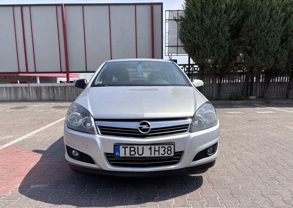 Opel Astra 1.6 Edition - Sedan: kuva Opel Astra 1.6 Edition - Sedan Opel Astra 1.6 Edition - Sedan: kuva Opel Astra 1.6 Edition - Sedan