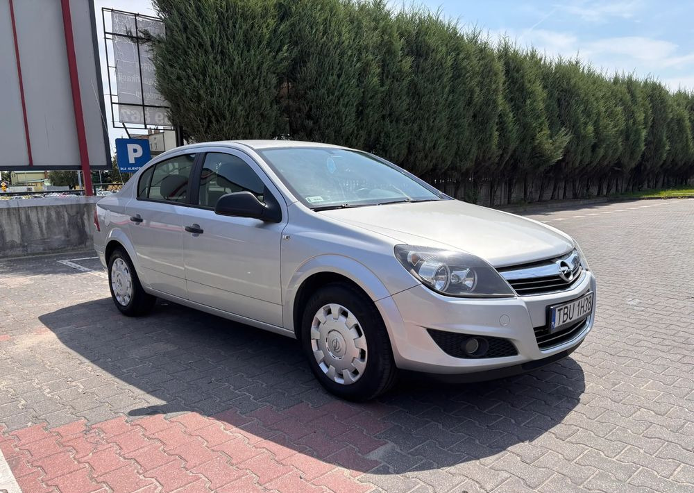 Opel Astra 1.6 Edition - Sedan: kuva Opel Astra 1.6 Edition - Sedan Opel Astra 1.6 Edition - Sedan: kuva Opel Astra 1.6 Edition - Sedan