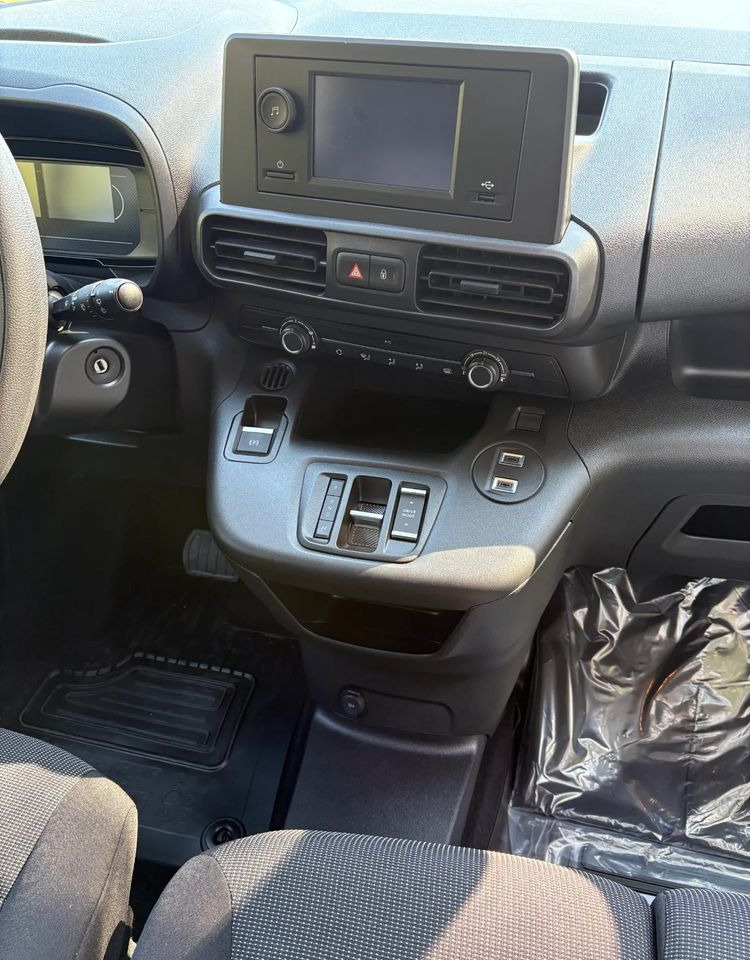 Uusi Pieni pakettiauto Toyota Proace City Verso 1.5 D-4D Combi: kuva Uusi Pieni pakettiauto Toyota Proace City Verso 1.5 D-4D Combi