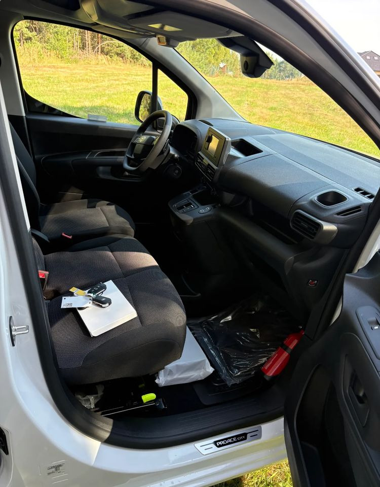 Uusi Pieni pakettiauto Toyota Proace City Verso 1.5 D-4D Combi: kuva Uusi Pieni pakettiauto Toyota Proace City Verso 1.5 D-4D Combi