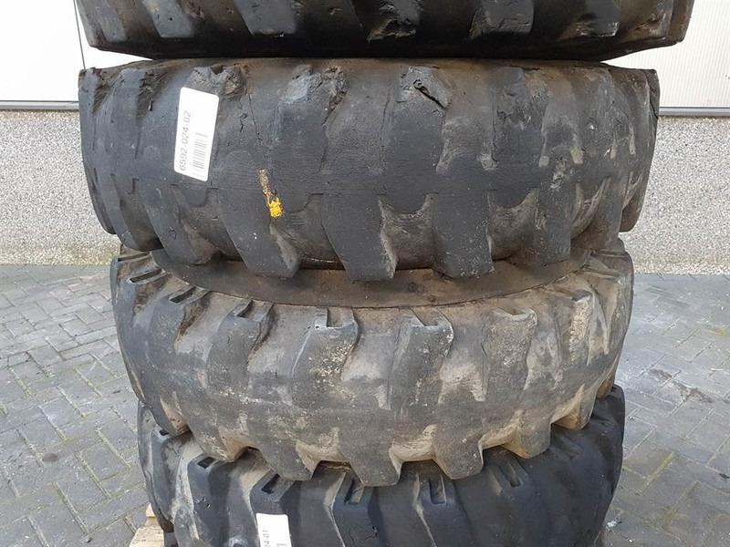Furukawa W725LS-10.00-20-Tire/Reifen/Band - Renkaat ja vanteet - Rakennuskoneet: kuva Furukawa W725LS-10.00-20-Tire/Reifen/Band - Renkaat ja vanteet - Rakennuskoneet Furukawa W725LS-10.00-20-Tire/Reifen/Band - Renkaat ja vanteet - Rakennuskoneet: kuva Furukawa W725LS-10.00-20-Tire/Reifen/Band - Renkaat ja vanteet - Rakennuskoneet