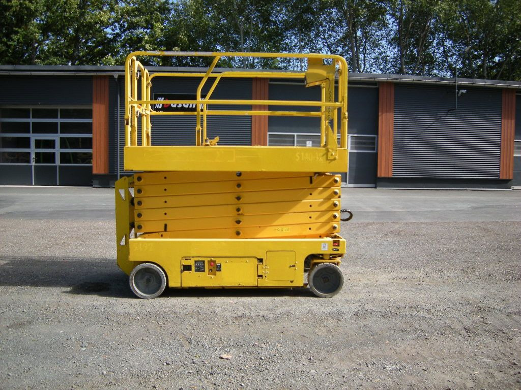 Itsekulkevat henkilönostimet Genie GS 4047 Scherenarbeitsbühne Genie 14 m: kuva Itsekulkevat henkilönostimet Genie GS 4047 Scherenarbeitsbühne Genie 14 m Itsekulkevat henkilönostimet Genie GS 4047 Scherenarbeitsbühne Genie 14 m: kuva Itsekulkevat henkilönostimet Genie GS 4047 Scherenarbeitsbühne Genie 14 m