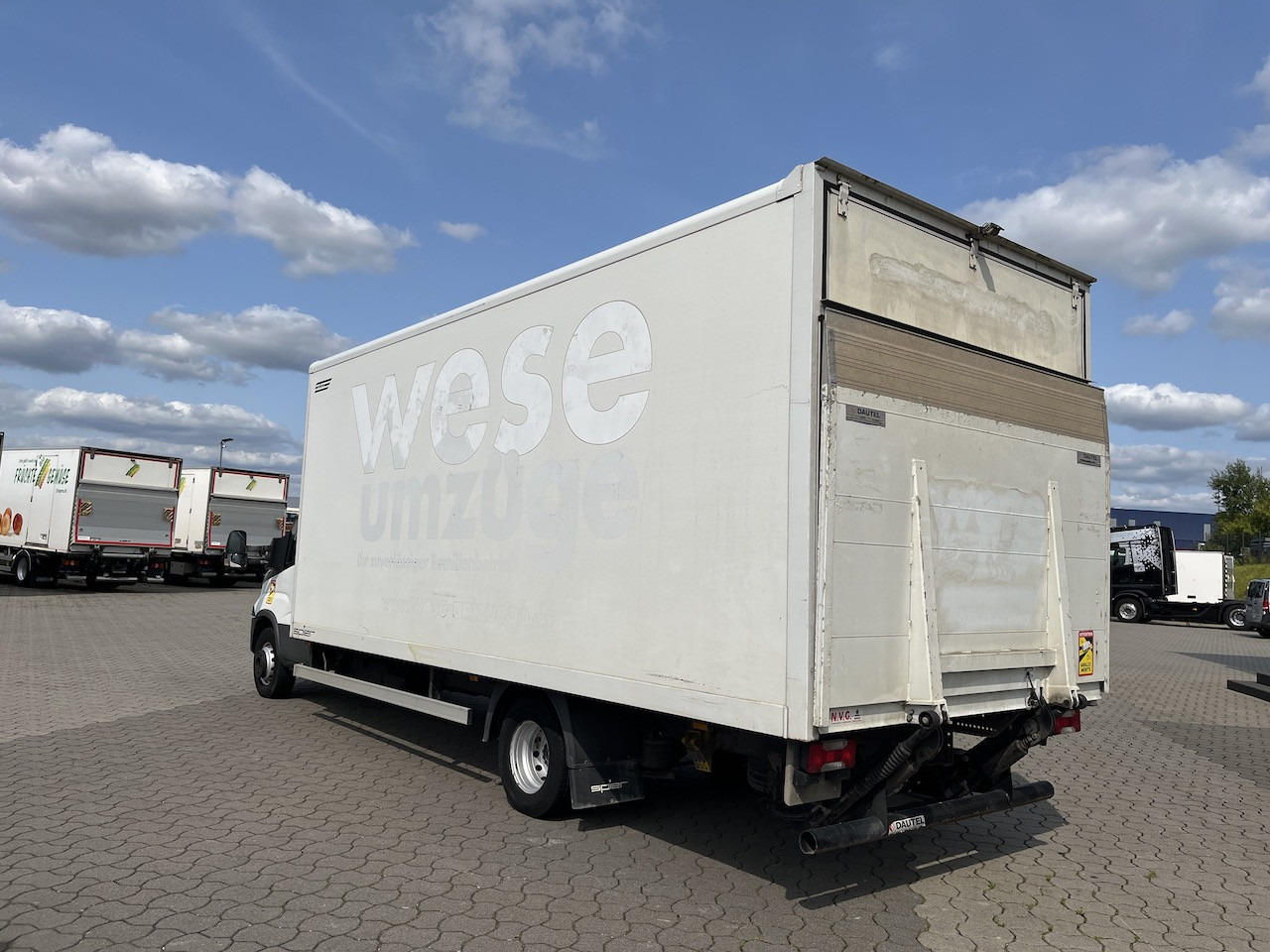 Iveco 70C18 Daily Koffer mit Ladebordwand - Jakeluauto: kuva Iveco 70C18 Daily Koffer mit Ladebordwand - Jakeluauto Iveco 70C18 Daily Koffer mit Ladebordwand - Jakeluauto: kuva Iveco 70C18 Daily Koffer mit Ladebordwand - Jakeluauto