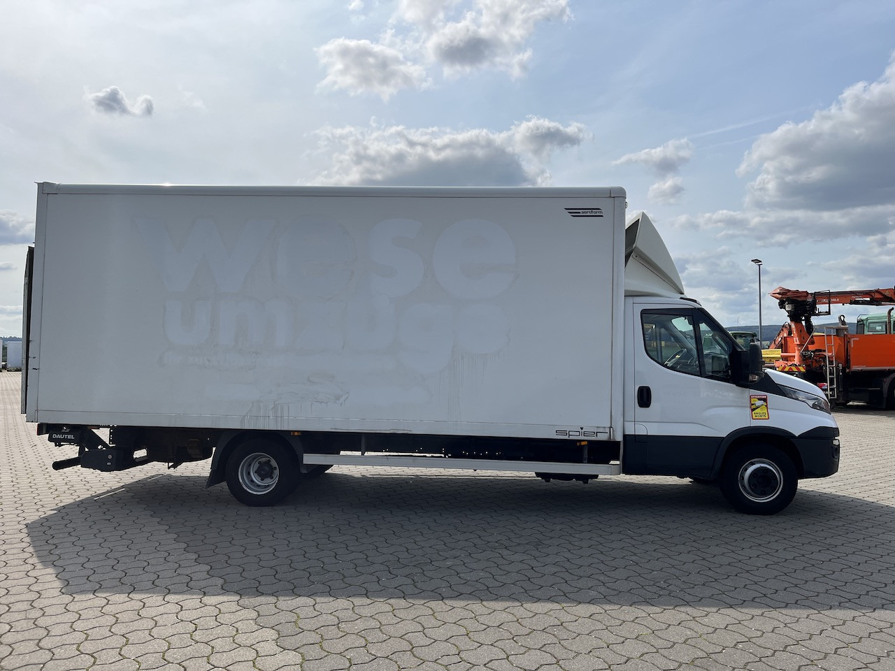 Iveco 70C18 Daily Koffer mit Ladebordwand - Jakeluauto: kuva Iveco 70C18 Daily Koffer mit Ladebordwand - Jakeluauto Iveco 70C18 Daily Koffer mit Ladebordwand - Jakeluauto: kuva Iveco 70C18 Daily Koffer mit Ladebordwand - Jakeluauto