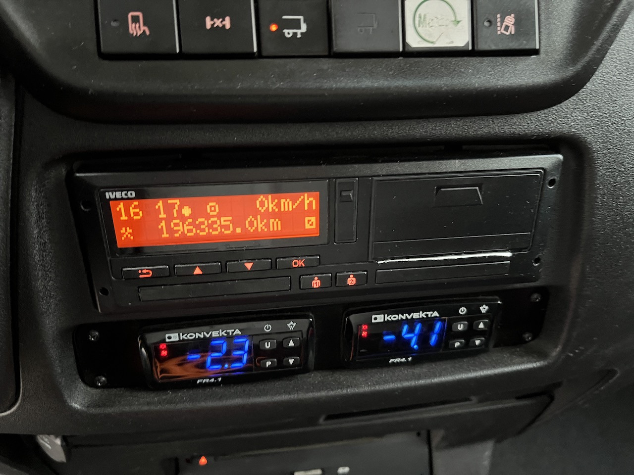 Iveco 70C18 Daily Tiefkühlkoffer mit Ladebordwand - Kylmäauto: kuva Iveco 70C18 Daily Tiefkühlkoffer mit Ladebordwand - Kylmäauto Iveco 70C18 Daily Tiefkühlkoffer mit Ladebordwand - Kylmäauto: kuva Iveco 70C18 Daily Tiefkühlkoffer mit Ladebordwand - Kylmäauto