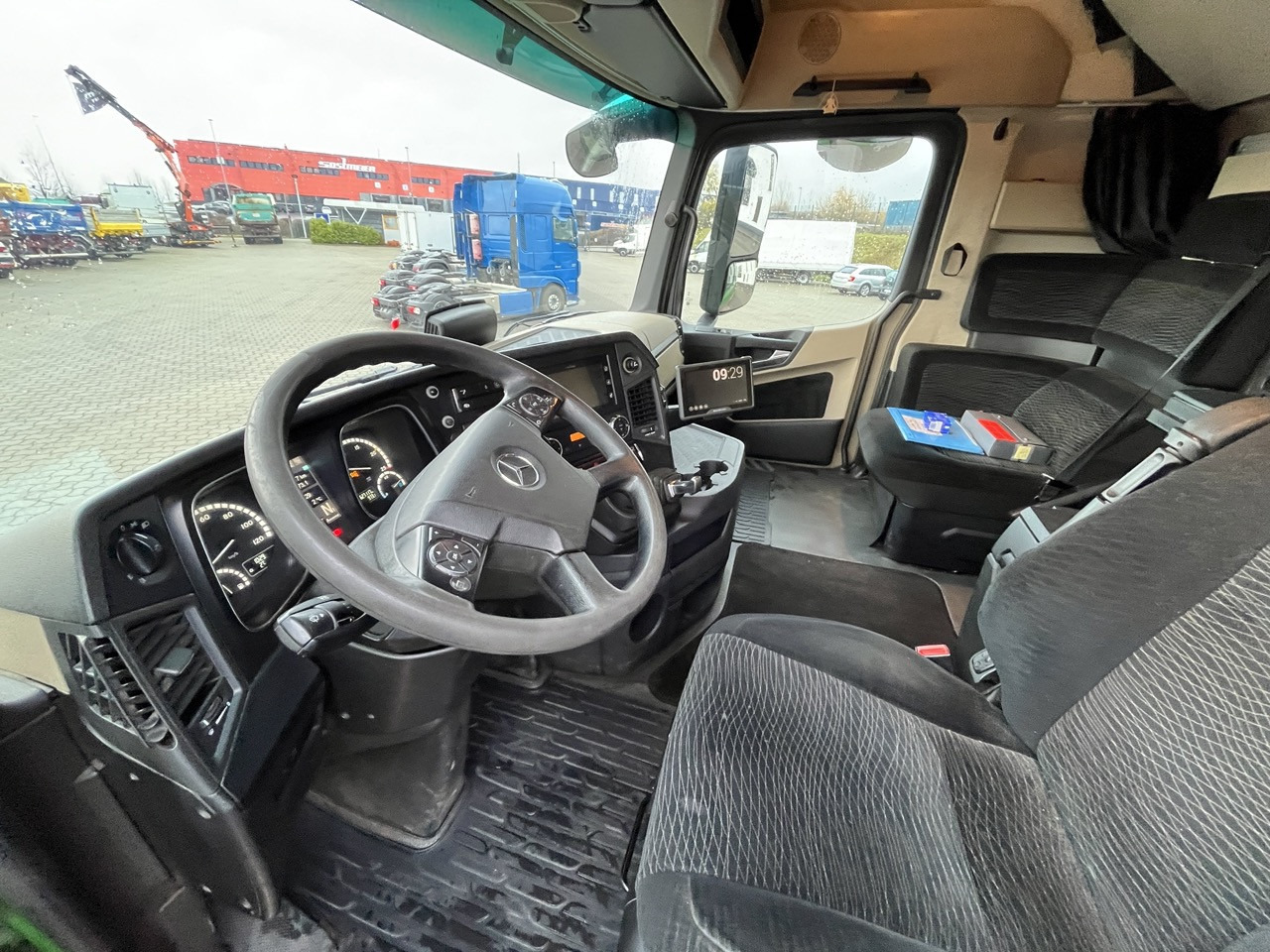 Mercedes-Benz Actros 2745 6x2 Gergen 21 70 Abrollkipper - Koukkulava kuorma-auto: kuva Mercedes-Benz Actros 2745 6x2 Gergen 21 70 Abrollkipper - Koukkulava kuorma-auto Mercedes-Benz Actros 2745 6x2 Gergen 21 70 Abrollkipper - Koukkulava kuorma-auto: kuva Mercedes-Benz Actros 2745 6x2 Gergen 21 70 Abrollkipper - Koukkulava kuorma-auto