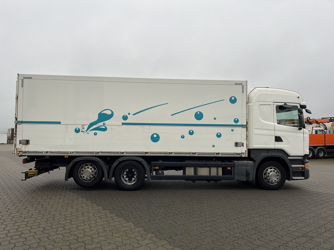 Juomien kuljetukseen kuorma-auto Scania R 450 6x2 Geränke Lenkachse Retarder: kuva Juomien kuljetukseen kuorma-auto Scania R 450 6x2 Geränke Lenkachse Retarder Juomien kuljetukseen kuorma-auto Scania R 450 6x2 Geränke Lenkachse Retarder: kuva Juomien kuljetukseen kuorma-auto Scania R 450 6x2 Geränke Lenkachse Retarder