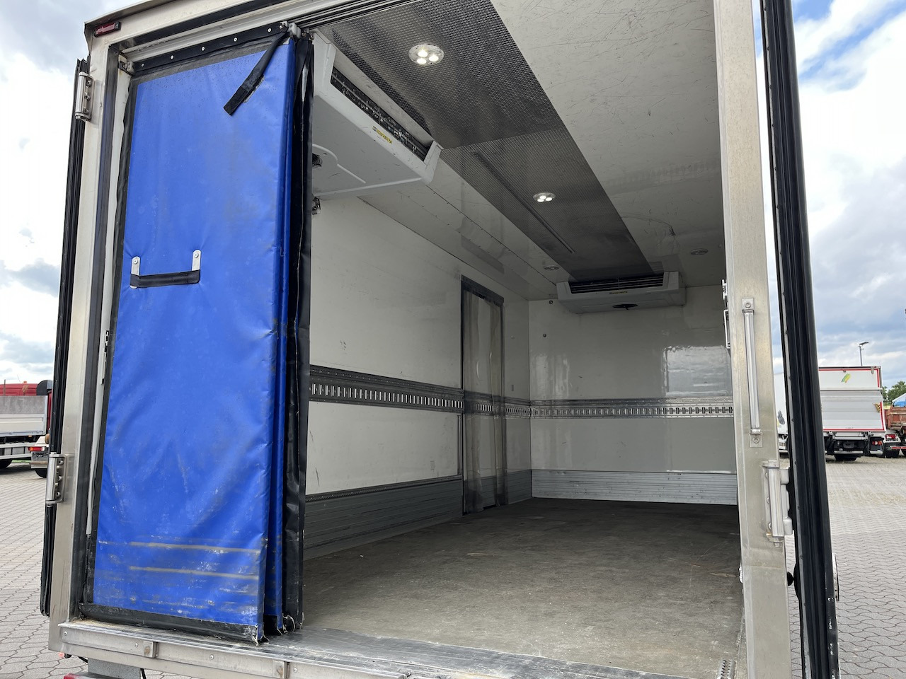 Iveco 70C18 Daily Kühlkoffer mit Ladebordwand Konvekta - Tavara-auto: kuva Iveco 70C18 Daily Kühlkoffer mit Ladebordwand Konvekta - Tavara-auto Iveco 70C18 Daily Kühlkoffer mit Ladebordwand Konvekta - Tavara-auto: kuva Iveco 70C18 Daily Kühlkoffer mit Ladebordwand Konvekta - Tavara-auto
