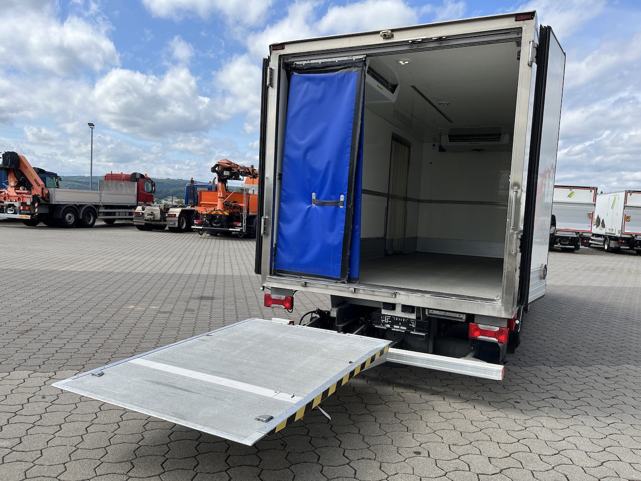 Iveco 70C18 Daily Kühlkoffer mit Ladebordwand Konvekta - Tavara-auto: kuva Iveco 70C18 Daily Kühlkoffer mit Ladebordwand Konvekta - Tavara-auto Iveco 70C18 Daily Kühlkoffer mit Ladebordwand Konvekta - Tavara-auto: kuva Iveco 70C18 Daily Kühlkoffer mit Ladebordwand Konvekta - Tavara-auto