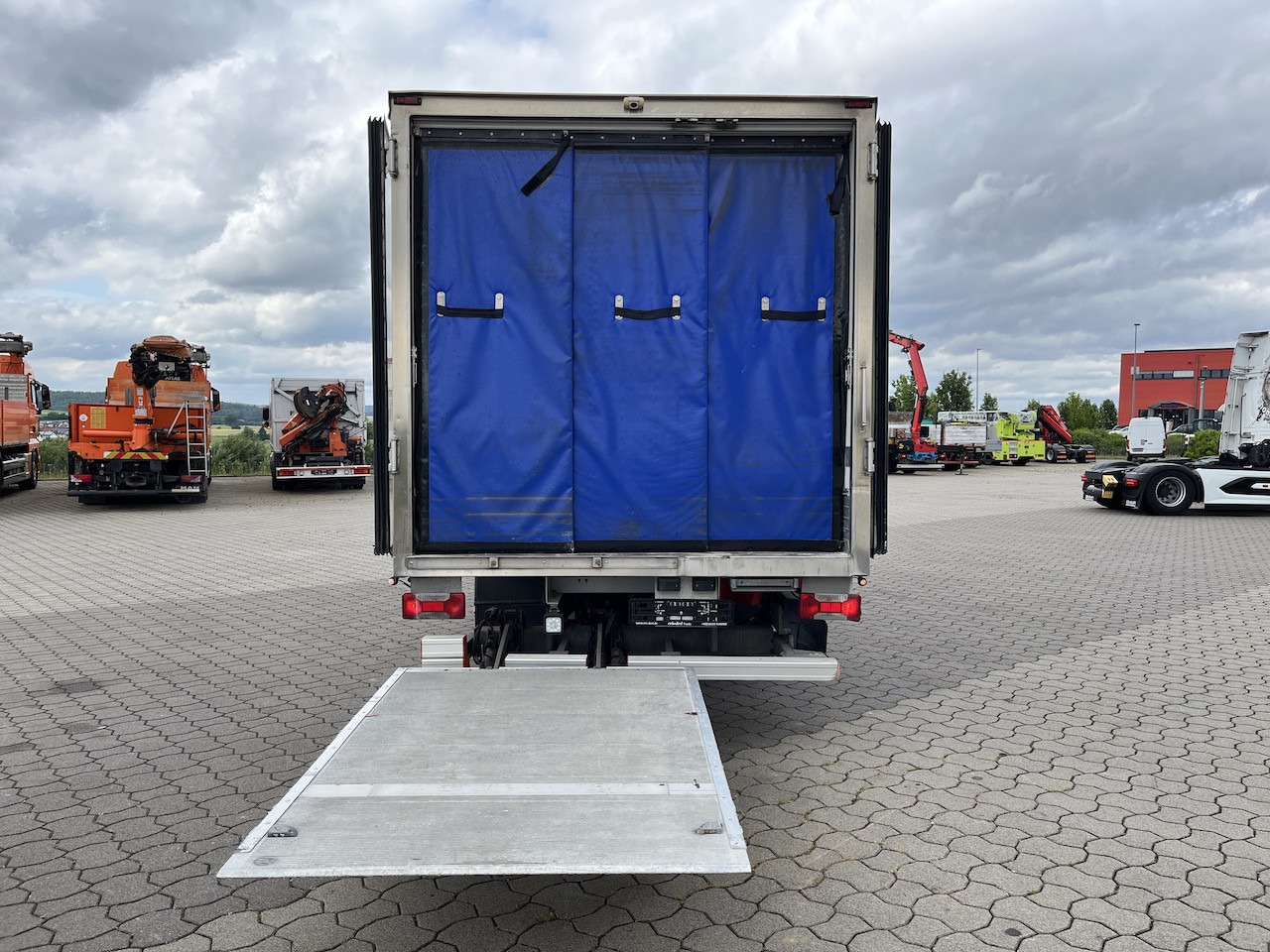 Iveco 70C18 Daily Kühlkoffer mit Ladebordwand Konvekta - Tavara-auto: kuva Iveco 70C18 Daily Kühlkoffer mit Ladebordwand Konvekta - Tavara-auto Iveco 70C18 Daily Kühlkoffer mit Ladebordwand Konvekta - Tavara-auto: kuva Iveco 70C18 Daily Kühlkoffer mit Ladebordwand Konvekta - Tavara-auto