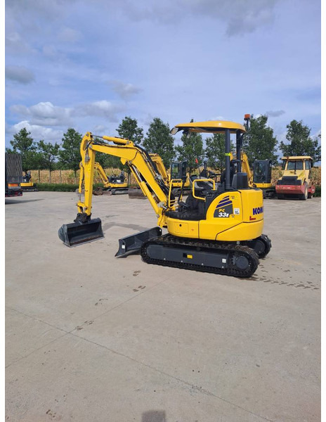 Komatsu PC33E-6 - Minikuormaaja: kuva Komatsu PC33E-6 - Minikuormaaja Komatsu PC33E-6 - Minikuormaaja: kuva Komatsu PC33E-6 - Minikuormaaja