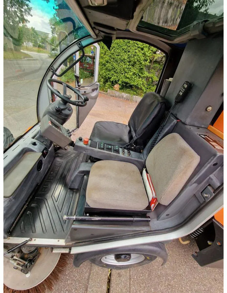 Lakaisukone teollisuuteen Bucher Kehrmaschine BUCHER-GUYER Kehrmaschine EG 4.500 kg Diesel Topzustand: kuva Lakaisukone teollisuuteen Bucher Kehrmaschine BUCHER-GUYER Kehrmaschine EG 4.500 kg Diesel Topzustand