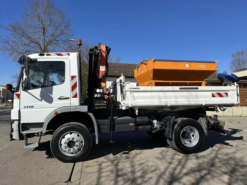 Mercedes-Benz Atego 1318 5 x AK Allrad Kran Palfinger 7001 - Kippiauto kuorma-auto, Nosturiauto: kuva Mercedes-Benz Atego 1318 5 x AK Allrad Kran Palfinger 7001 - Kippiauto kuorma-auto, Nosturiauto Mercedes-Benz Atego 1318 5 x AK Allrad Kran Palfinger 7001 - Kippiauto kuorma-auto, Nosturiauto: kuva Mercedes-Benz Atego 1318 5 x AK Allrad Kran Palfinger 7001 - Kippiauto kuorma-auto, Nosturiauto