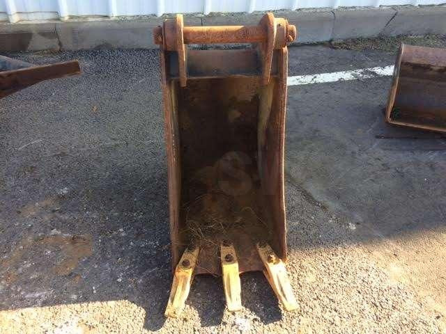 CATERPILLAR 415mm - Type Tractopelle - Kaivinkoneen kauha: kuva CATERPILLAR 415mm - Type Tractopelle - Kaivinkoneen kauha CATERPILLAR 415mm - Type Tractopelle - Kaivinkoneen kauha: kuva CATERPILLAR 415mm - Type Tractopelle - Kaivinkoneen kauha