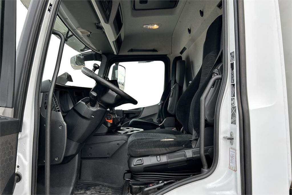 Interior photo 1: Umpikori kuorma-auto Mercedes-Benz Antos 1827 L/4x2 KSA-UMPIKORI+pL-NOSTIN