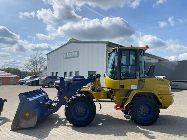 Volvo L 35 G MIETE / RENTAL (12002209) - Pyöräkuormaaja: kuva Volvo L 35 G MIETE / RENTAL (12002209) - Pyöräkuormaaja Volvo L 35 G MIETE / RENTAL (12002209) - Pyöräkuormaaja: kuva Volvo L 35 G MIETE / RENTAL (12002209) - Pyöräkuormaaja