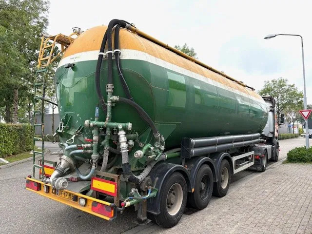 Feldbinder KIP48 3 3-AXLE 48M3 KIPPING SILO TRAILER (SAF AXLES / DRUM BRAKES / 4 COMPARTMENTS) - Säiliöpuoliperävaunu: kuva Feldbinder KIP48 3 3-AXLE 48M3 KIPPING SILO TRAILER (SAF AXLES / DRUM BRAKES / 4 COMPARTMENTS) - Säiliöpuoliperävaunu Feldbinder KIP48 3 3-AXLE 48M3 KIPPING SILO TRAILER (SAF AXLES / DRUM BRAKES / 4 COMPARTMENTS) - Säiliöpuoliperävaunu: kuva Feldbinder KIP48 3 3-AXLE 48M3 KIPPING SILO TRAILER (SAF AXLES / DRUM BRAKES / 4 COMPARTMENTS) - Säiliöpuoliperävaunu