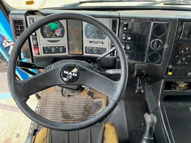 Kippiauto kuorma-auto MAN 41.464 F2000 8X4 FULL STEEL KIPPER (EURO 2 / ZF16 MANUAL GEARBOX / ZF-INTARDER / FULL STEEL SUSPENSION / REDUCTION AXLES): kuva Kippiauto kuorma-auto MAN 41.464 F2000 8X4 FULL STEEL KIPPER (EURO 2 / ZF16 MANUAL GEARBOX / ZF-INTARDER / FULL STEEL SUSPENSION / REDUCTION AXLES)