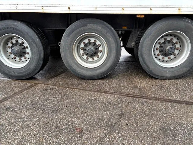 Umpikori puoliperävaunu Pacton / JUMBO 3-AXLE CLOSED BOX WITH FULL STEEL CHASSIS (BPW-AXLES / DRUM BRAKES / ABS BRAKE SYSTEM / 13.60 METER): kuva Umpikori puoliperävaunu Pacton / JUMBO 3-AXLE CLOSED BOX WITH FULL STEEL CHASSIS (BPW-AXLES / DRUM BRAKES / ABS BRAKE SYSTEM / 13.60 METER)