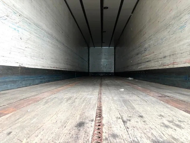 Umpikori puoliperävaunu Pacton / JUMBO 3-AXLE CLOSED BOX WITH FULL STEEL CHASSIS (BPW-AXLES / DRUM BRAKES / ABS BRAKE SYSTEM / 13.60 METER): kuva Umpikori puoliperävaunu Pacton / JUMBO 3-AXLE CLOSED BOX WITH FULL STEEL CHASSIS (BPW-AXLES / DRUM BRAKES / ABS BRAKE SYSTEM / 13.60 METER)