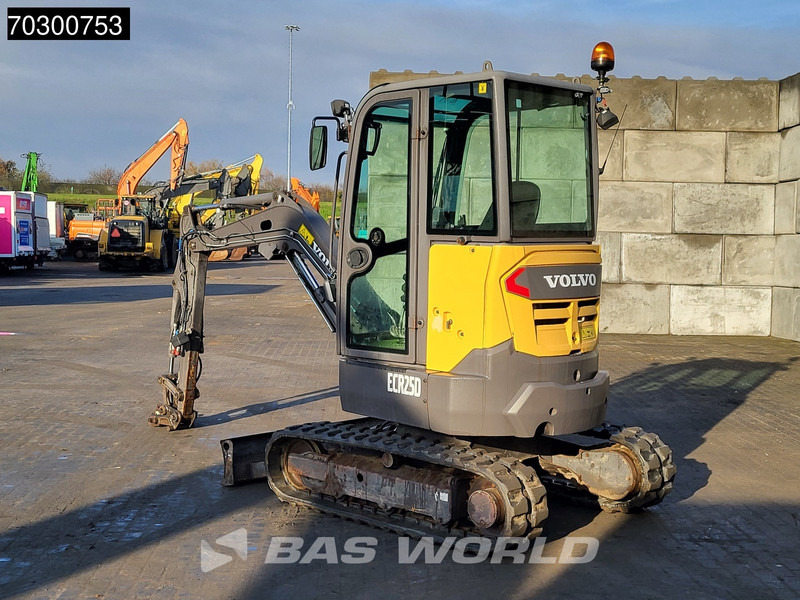 Volvo ECR25 D - Minikuormaaja: kuva Volvo ECR25 D - Minikuormaaja Volvo ECR25 D - Minikuormaaja: kuva Volvo ECR25 D - Minikuormaaja