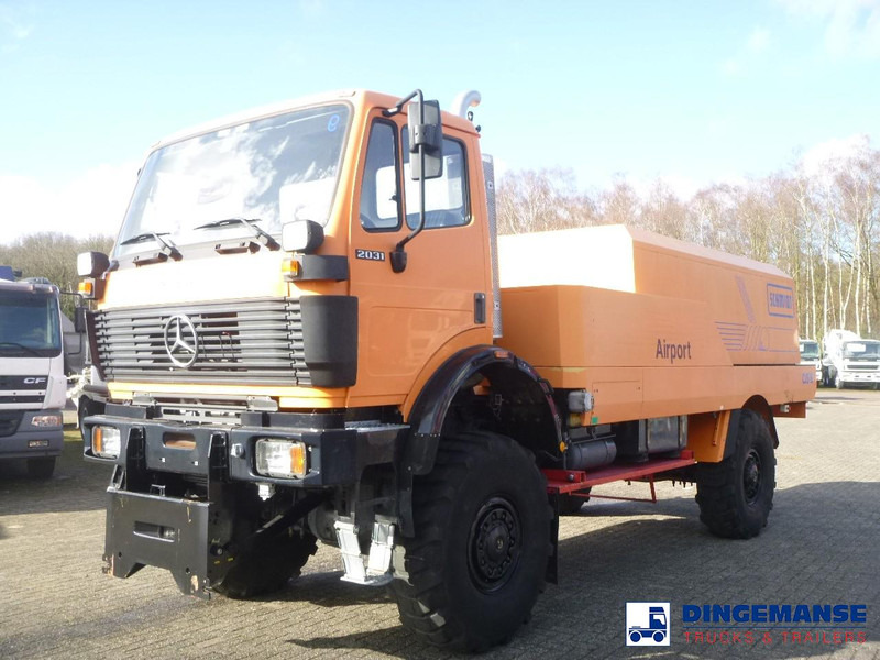 Mercedes-Benz SK 2031 4x4x4 Schmidt CJS9 airport sweeper snow plough - Lumikone: kuva Mercedes-Benz SK 2031 4x4x4 Schmidt CJS9 airport sweeper snow plough - Lumikone Mercedes-Benz SK 2031 4x4x4 Schmidt CJS9 airport sweeper snow plough - Lumikone: kuva Mercedes-Benz SK 2031 4x4x4 Schmidt CJS9 airport sweeper snow plough - Lumikone