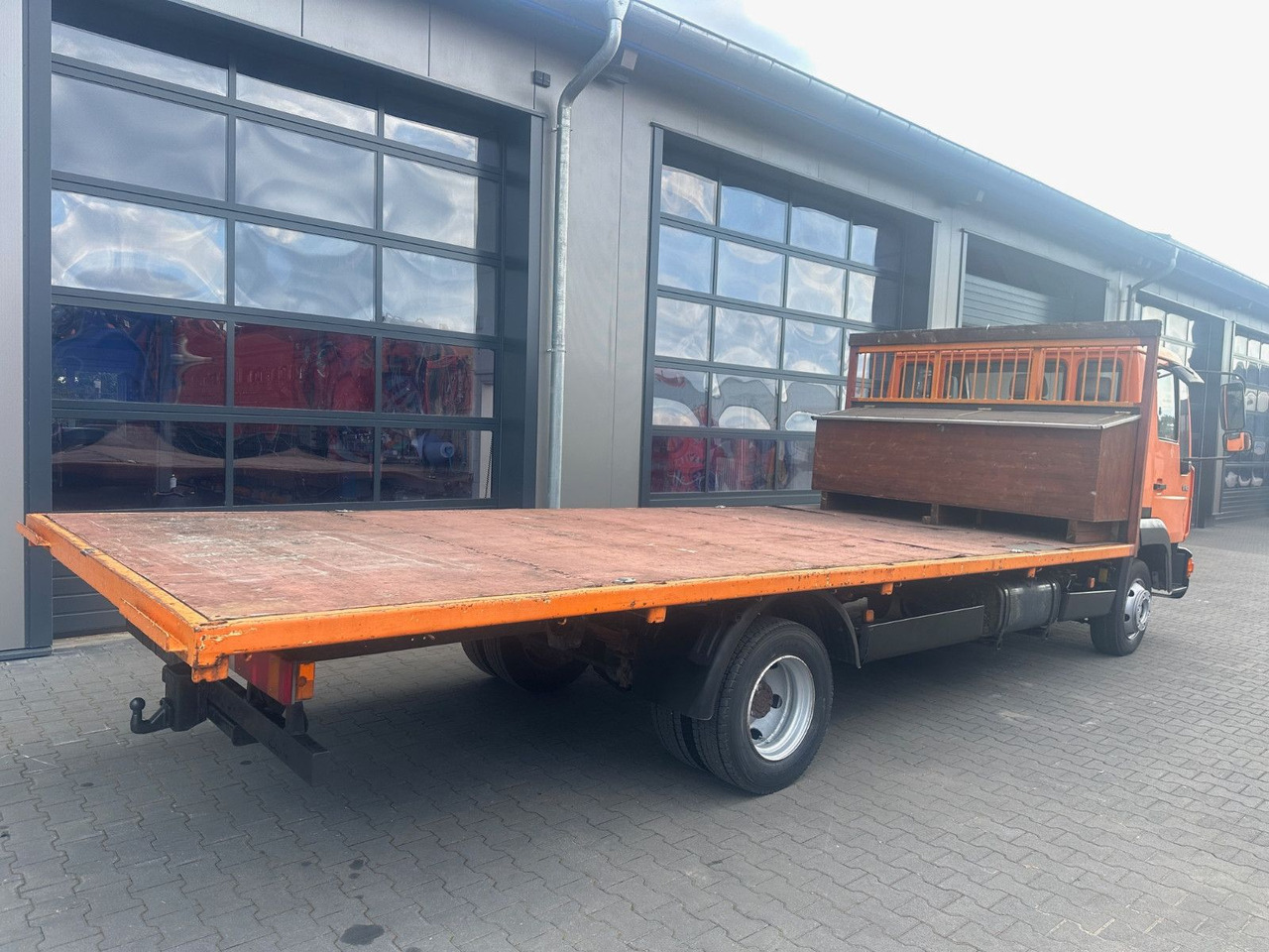 MAN 8.163 Pritsche - Lava-kuorma-auto: kuva MAN 8.163 Pritsche - Lava-kuorma-auto MAN 8.163 Pritsche - Lava-kuorma-auto: kuva MAN 8.163 Pritsche - Lava-kuorma-auto