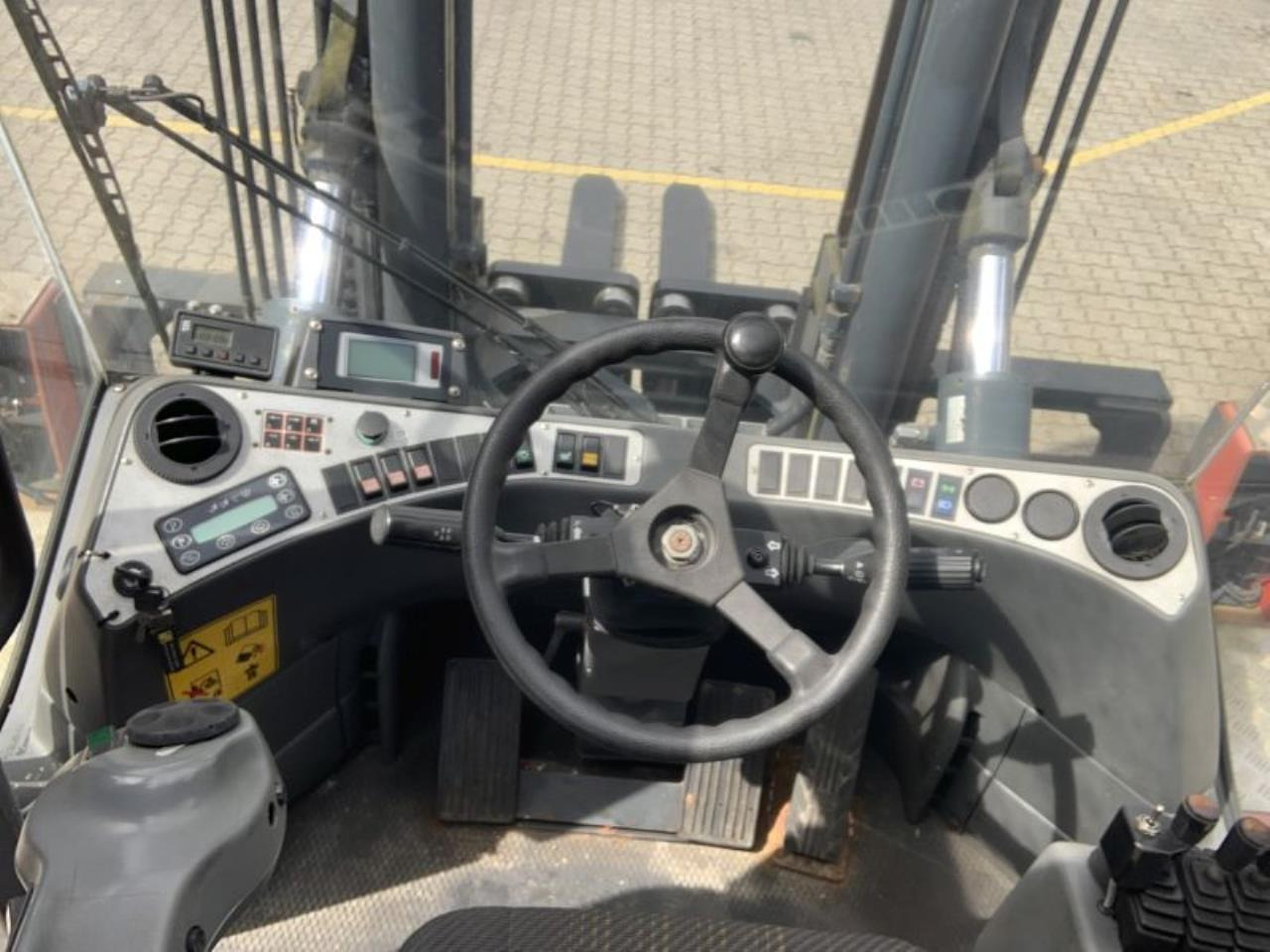 Kalmar DCE100-6 - Dieseltrukki: kuva Kalmar DCE100-6 - Dieseltrukki Kalmar DCE100-6 - Dieseltrukki: kuva Kalmar DCE100-6 - Dieseltrukki