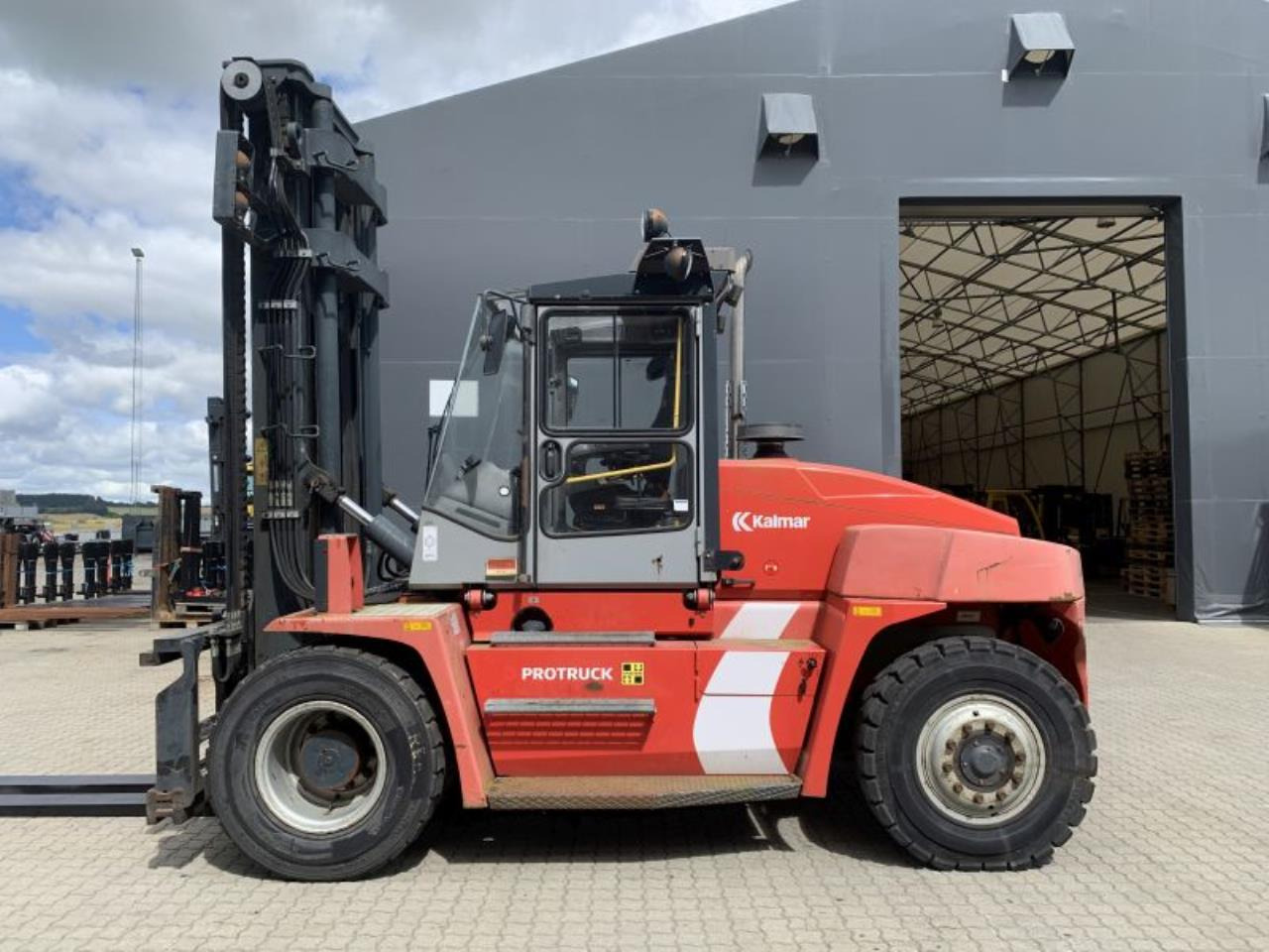 Kalmar DCE100-6 - Dieseltrukki: kuva Kalmar DCE100-6 - Dieseltrukki Kalmar DCE100-6 - Dieseltrukki: kuva Kalmar DCE100-6 - Dieseltrukki