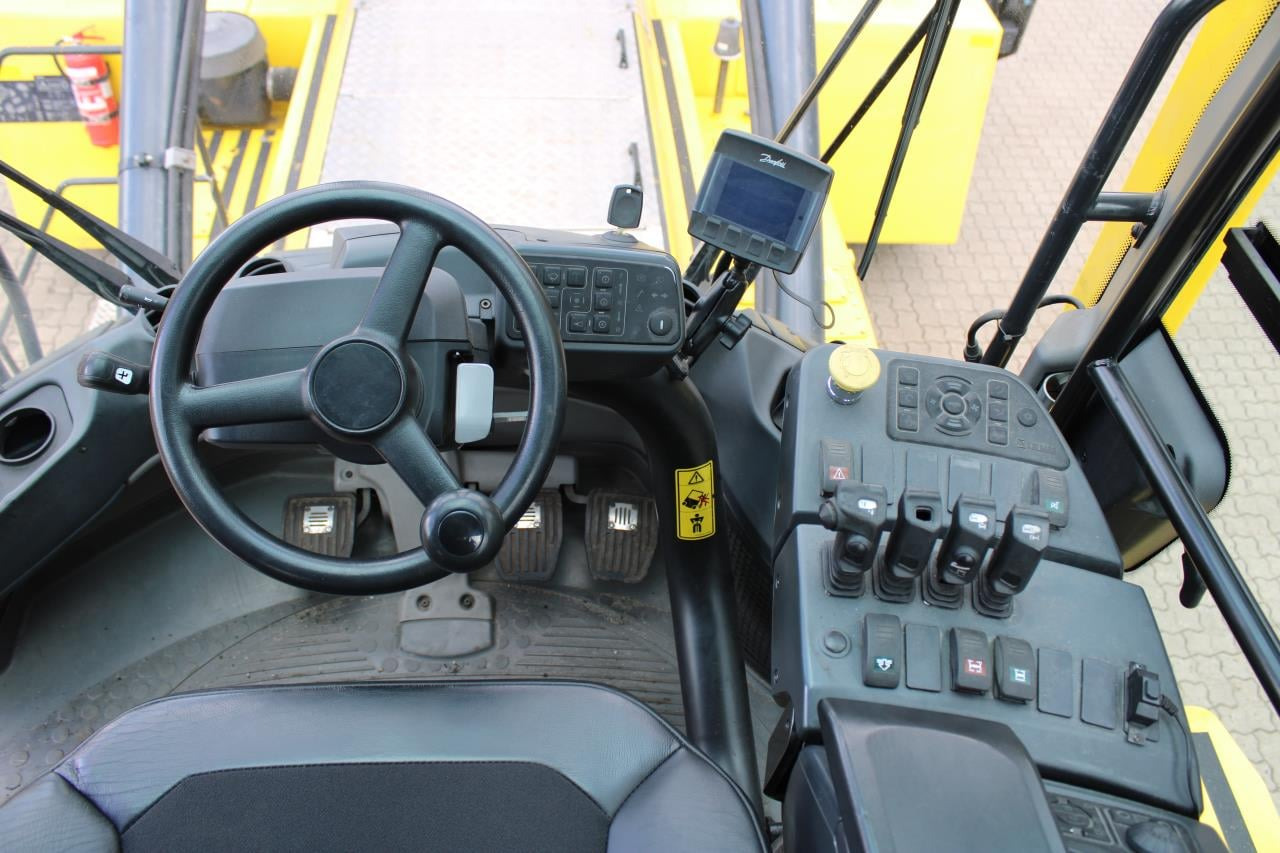 Kalmar DCG90-45ES7 - Konttien käsittelylaitteet: kuva Kalmar DCG90-45ES7 - Konttien käsittelylaitteet Kalmar DCG90-45ES7 - Konttien käsittelylaitteet: kuva Kalmar DCG90-45ES7 - Konttien käsittelylaitteet