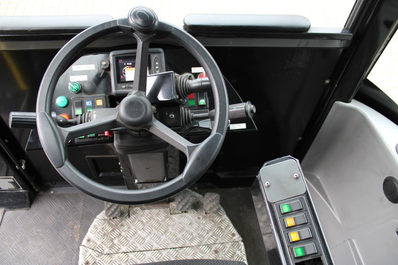 MOL RM255 4X4 - Terminaalitraktori: kuva MOL RM255 4X4 - Terminaalitraktori MOL RM255 4X4 - Terminaalitraktori: kuva MOL RM255 4X4 - Terminaalitraktori