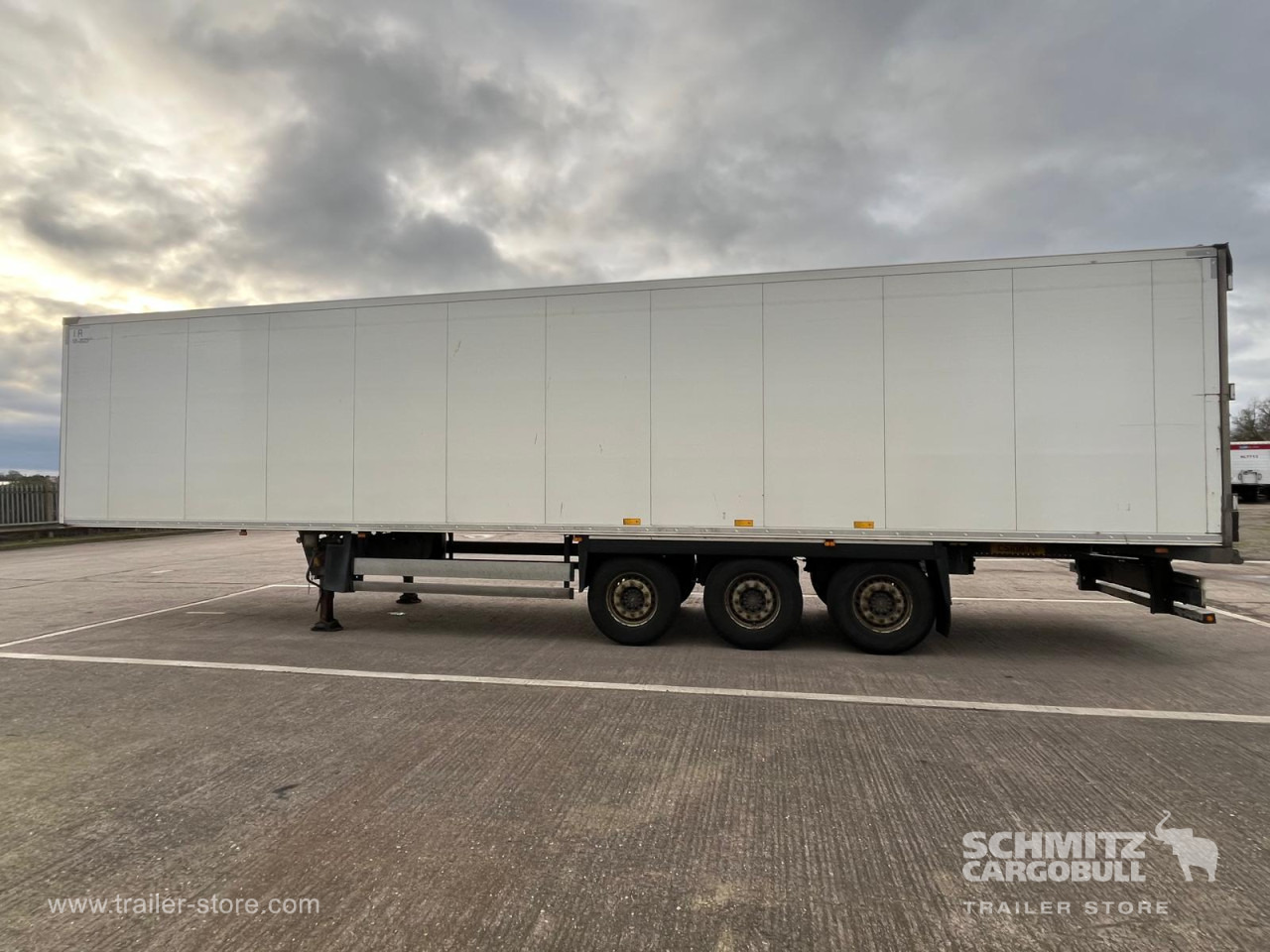 SCHMITZ Reefer Multitemp - Isoterminen puoliperävaunu: kuva SCHMITZ Reefer Multitemp - Isoterminen puoliperävaunu SCHMITZ Reefer Multitemp - Isoterminen puoliperävaunu: kuva SCHMITZ Reefer Multitemp - Isoterminen puoliperävaunu