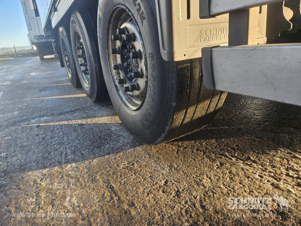 SCHMITZ Reefer Multitemp - Isoterminen puoliperävaunu: kuva SCHMITZ Reefer Multitemp - Isoterminen puoliperävaunu SCHMITZ Reefer Multitemp - Isoterminen puoliperävaunu: kuva SCHMITZ Reefer Multitemp - Isoterminen puoliperävaunu