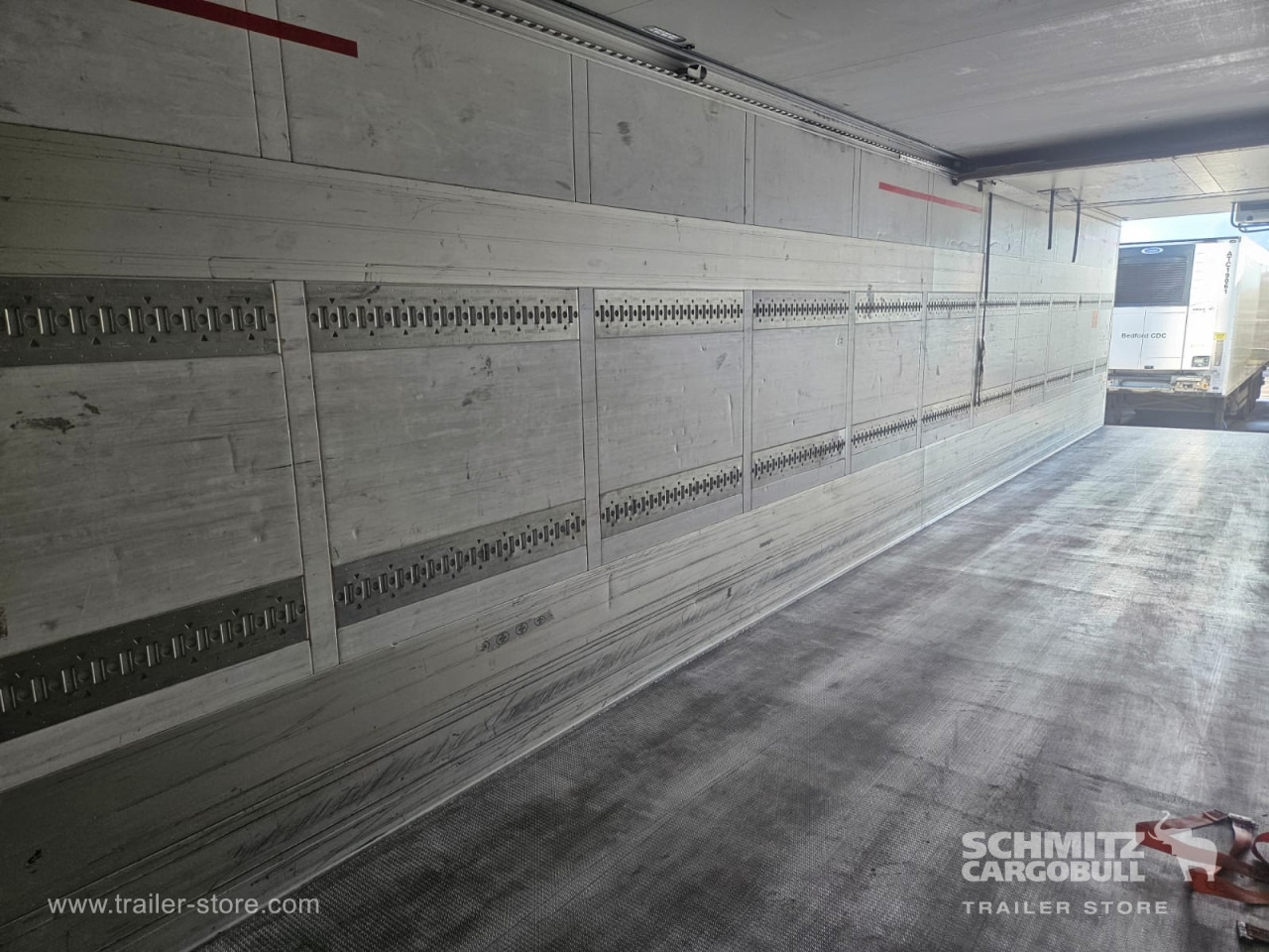 SCHMITZ Reefer Multitemp - Isoterminen puoliperävaunu: kuva SCHMITZ Reefer Multitemp - Isoterminen puoliperävaunu SCHMITZ Reefer Multitemp - Isoterminen puoliperävaunu: kuva SCHMITZ Reefer Multitemp - Isoterminen puoliperävaunu