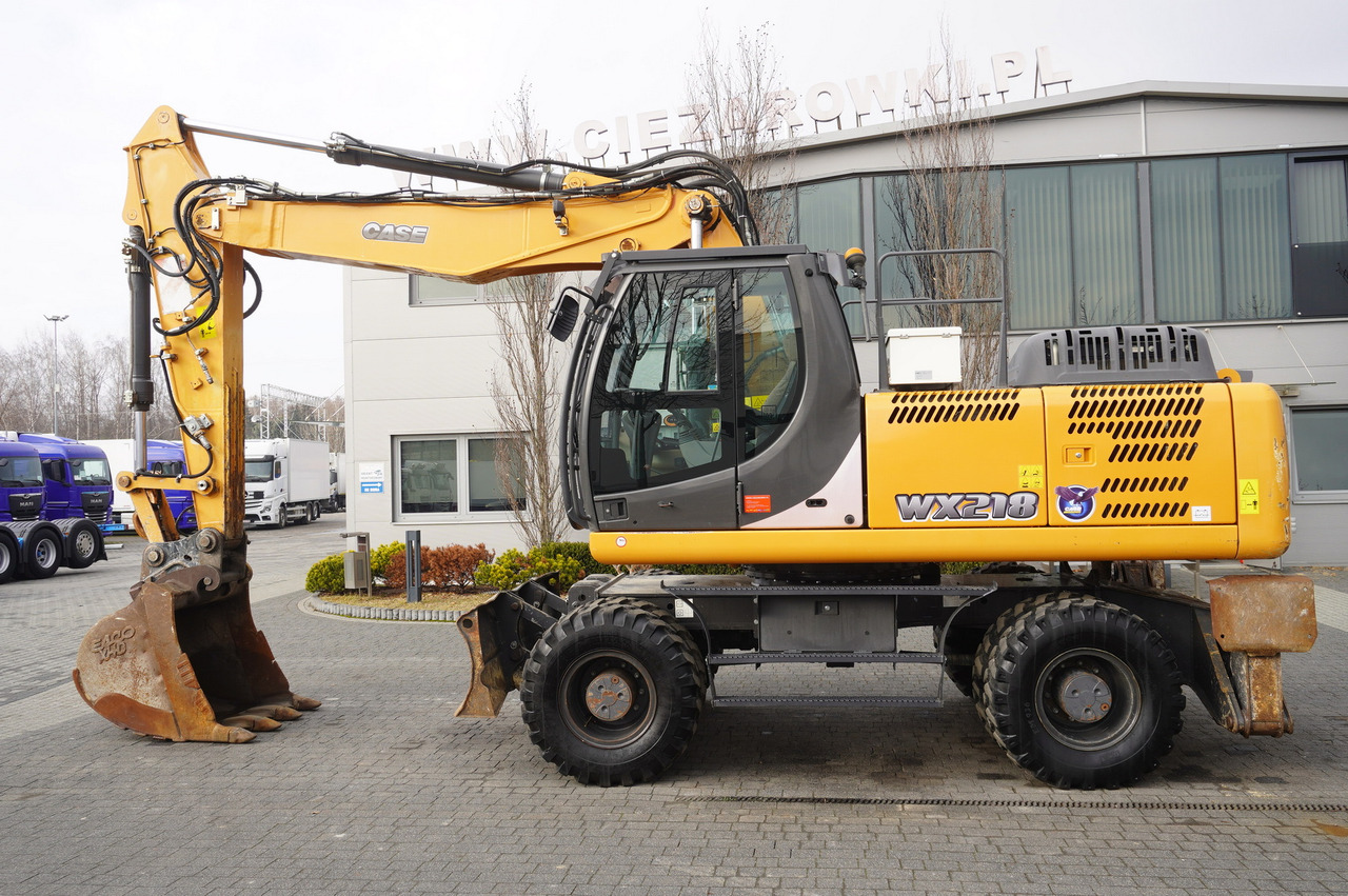 CASE WX218 / 23t wheeled excavator / 3 times folding arm - Pyöräalustainen kaivinkone: kuva CASE WX218 / 23t wheeled excavator / 3 times folding arm - Pyöräalustainen kaivinkone CASE WX218 / 23t wheeled excavator / 3 times folding arm - Pyöräalustainen kaivinkone: kuva CASE WX218 / 23t wheeled excavator / 3 times folding arm - Pyöräalustainen kaivinkone