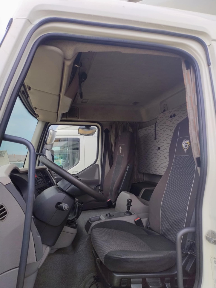 DAF LF 250 / Curtainsider 18 EPAL / sleeping cab - Pressukapelli kuorma-auto: kuva DAF LF 250 / Curtainsider 18 EPAL / sleeping cab - Pressukapelli kuorma-auto DAF LF 250 / Curtainsider 18 EPAL / sleeping cab - Pressukapelli kuorma-auto: kuva DAF LF 250 / Curtainsider 18 EPAL / sleeping cab - Pressukapelli kuorma-auto