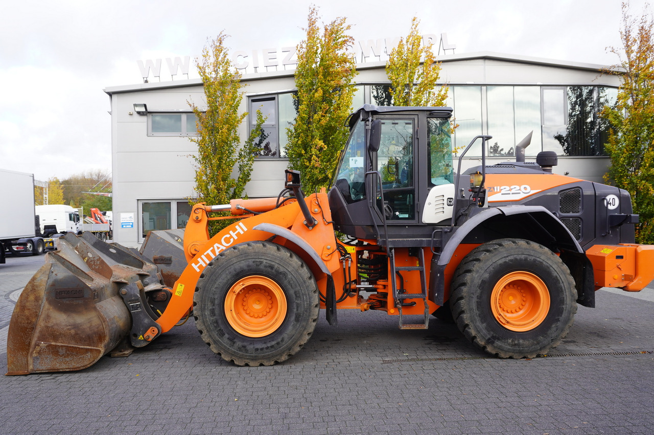 HITACHI ZW220 articulated loader / 2 buckets - Pyöräkuormaaja: kuva HITACHI ZW220 articulated loader / 2 buckets - Pyöräkuormaaja HITACHI ZW220 articulated loader / 2 buckets - Pyöräkuormaaja: kuva HITACHI ZW220 articulated loader / 2 buckets - Pyöräkuormaaja