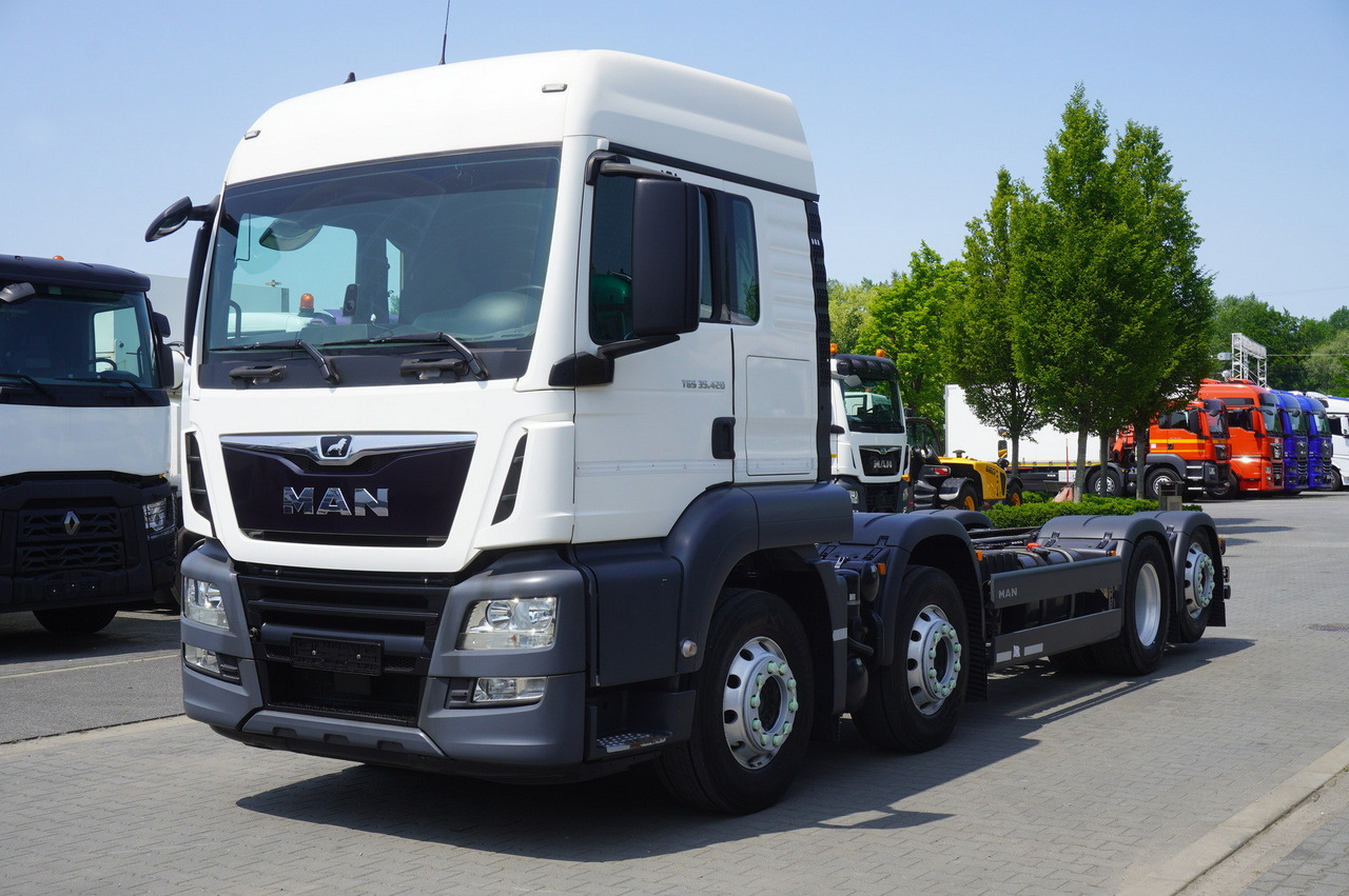 MAN TGS 35.420 8x2 / Chassis 6.4 m / 3 steered axles - Kuorma-auto alusta: kuva MAN TGS 35.420 8x2 / Chassis 6.4 m / 3 steered axles - Kuorma-auto alusta MAN TGS 35.420 8x2 / Chassis 6.4 m / 3 steered axles - Kuorma-auto alusta: kuva MAN TGS 35.420 8x2 / Chassis 6.4 m / 3 steered axles - Kuorma-auto alusta