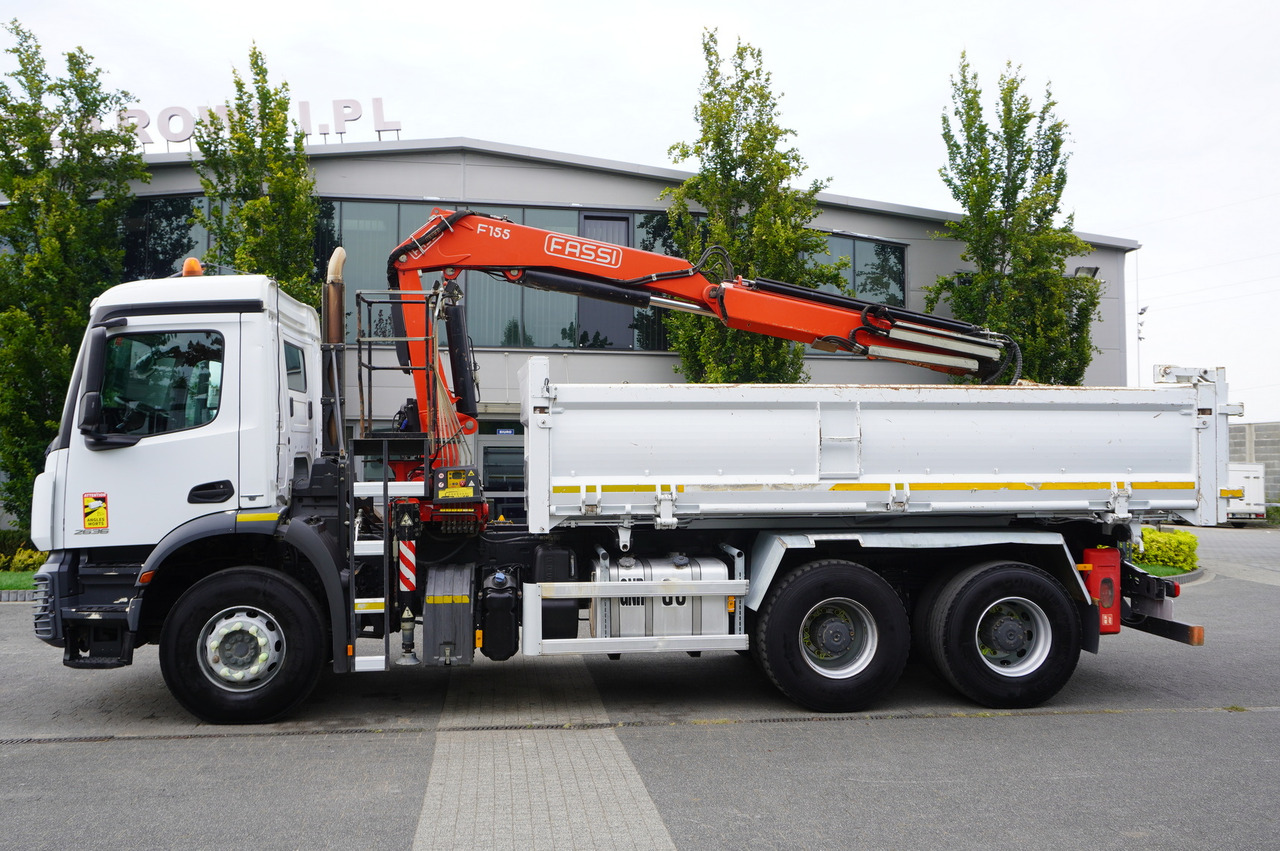Nosturiauto MERCEDES-BENZ Arocs 2636 / 6x4 / HDS Fassi / 3-Way Tipper / Bortmatic: kuva Nosturiauto MERCEDES-BENZ Arocs 2636 / 6x4 / HDS Fassi / 3-Way Tipper / Bortmatic