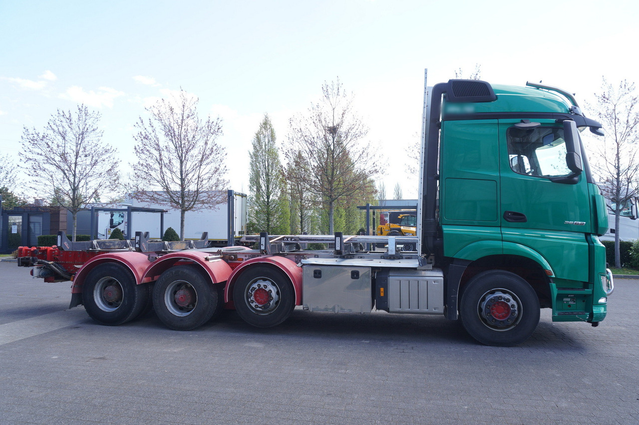 Nosturiauto kuljetusta varten metsä Mercedes-Benz Arocs 3563 8 × 4 / 630 HP / steered axle / Logging superstructure: kuva Nosturiauto kuljetusta varten metsä Mercedes-Benz Arocs 3563 8 × 4 / 630 HP / steered axle / Logging superstructure